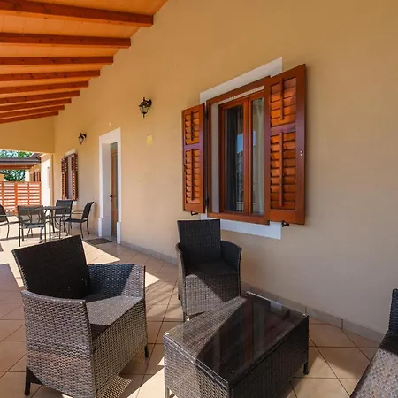 Mima House With Guest house